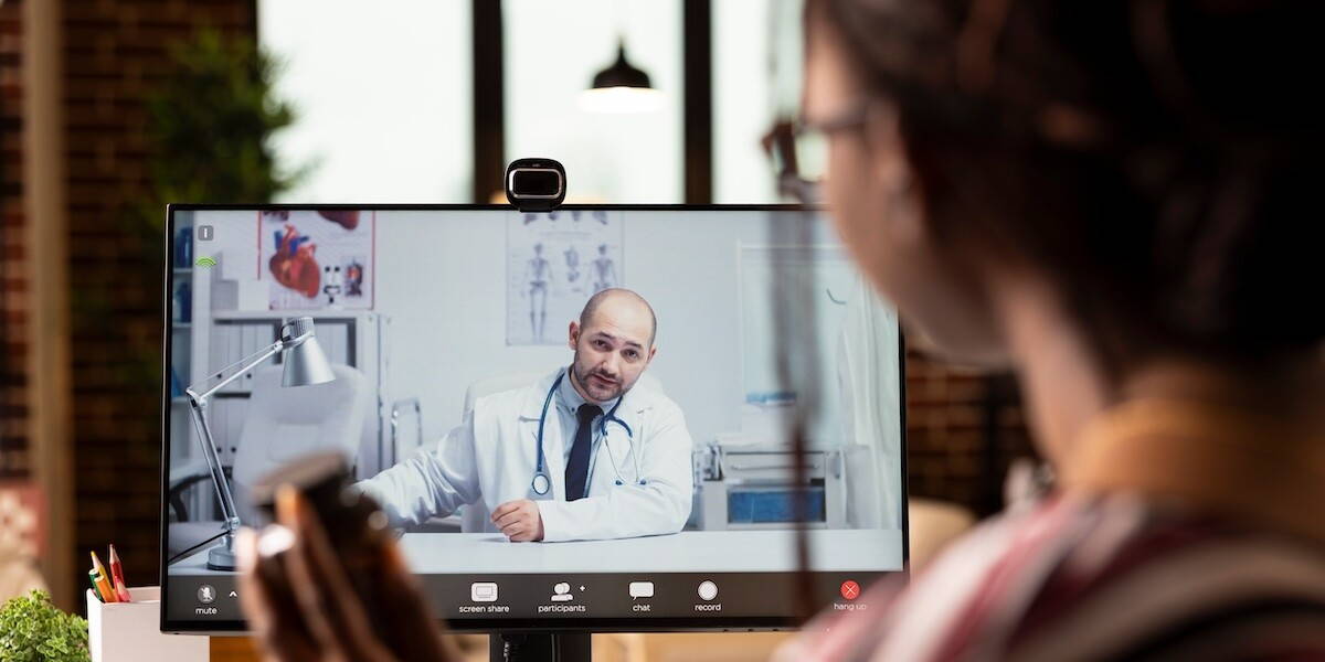 Vrouw videobelt met arts