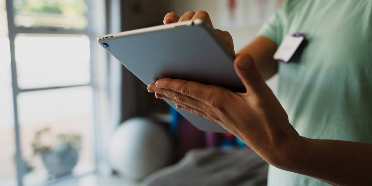 Verpleegkundige met IPad