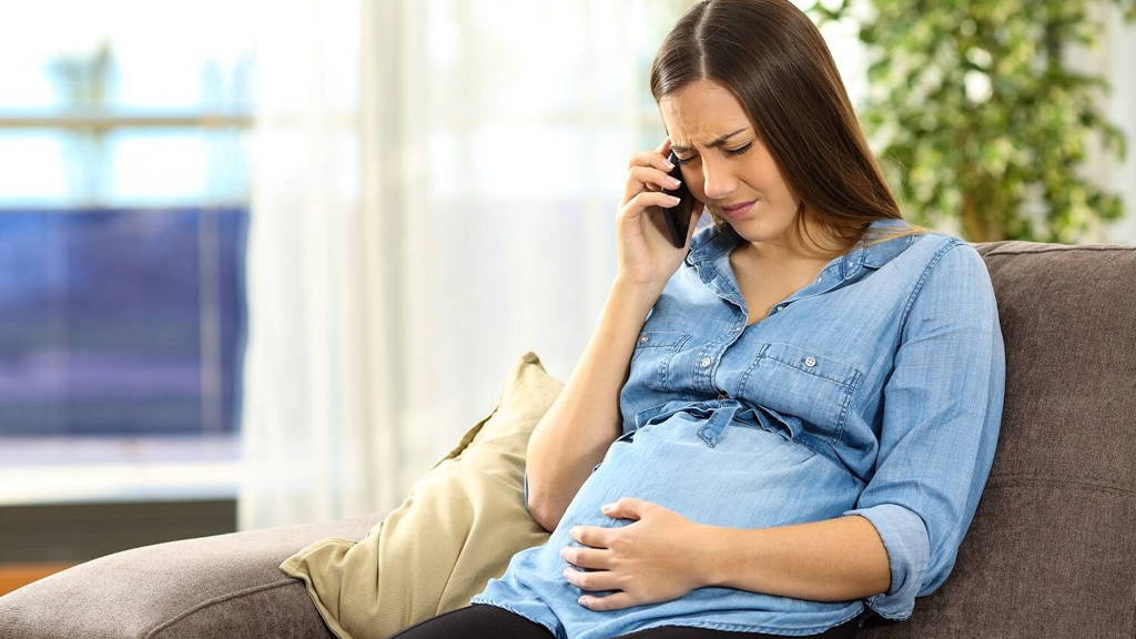 Zwanger-vrouw-telefoon-acute-zorg