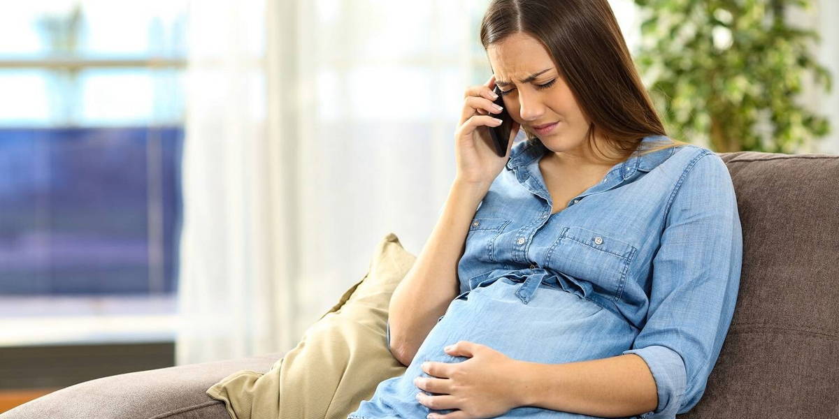 Zwanger-vrouw-telefoon-acute-zorg