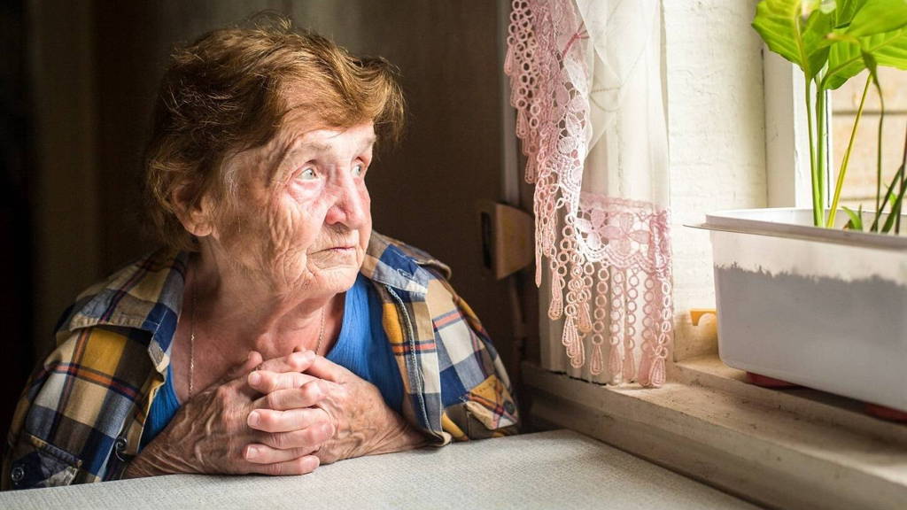 dame-alleen-thuis-eenzaam_edited