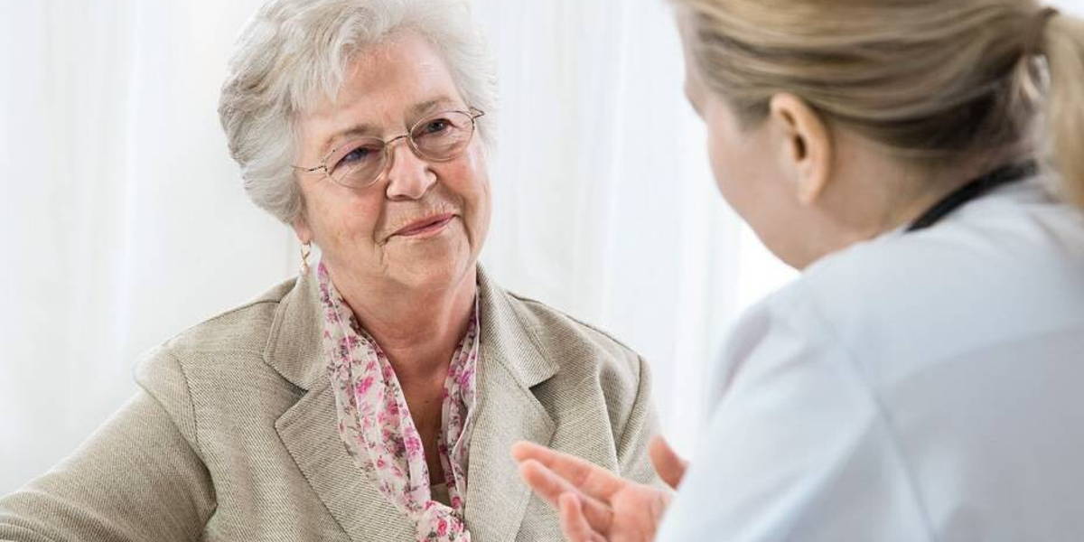 oudere-vrouw-arts-gesprek