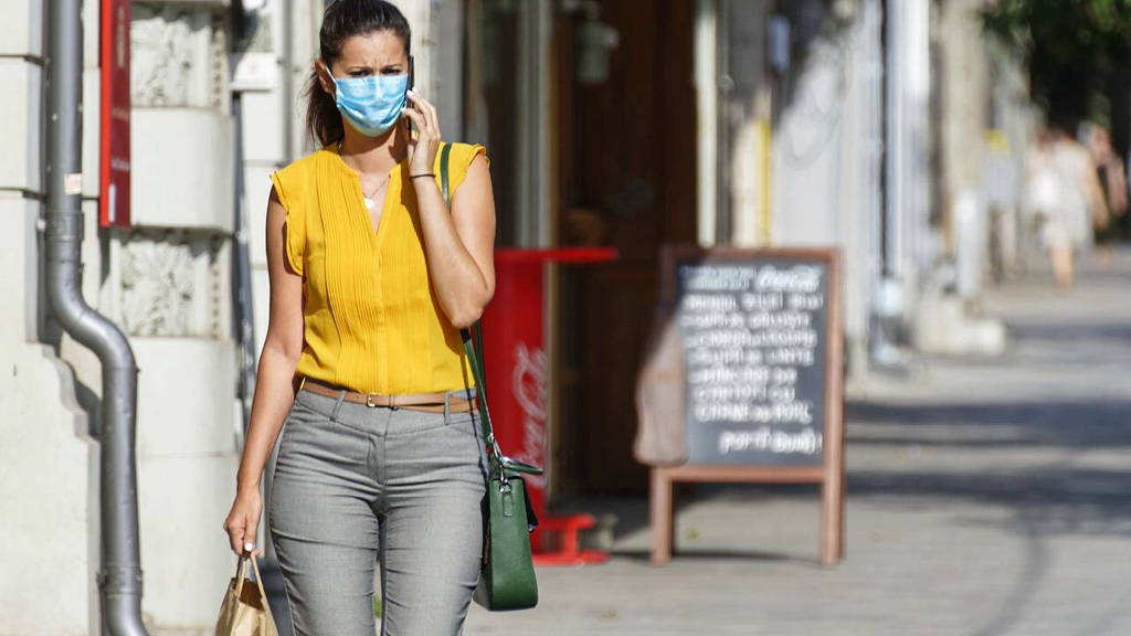 Vrouw-geel-coronamasker