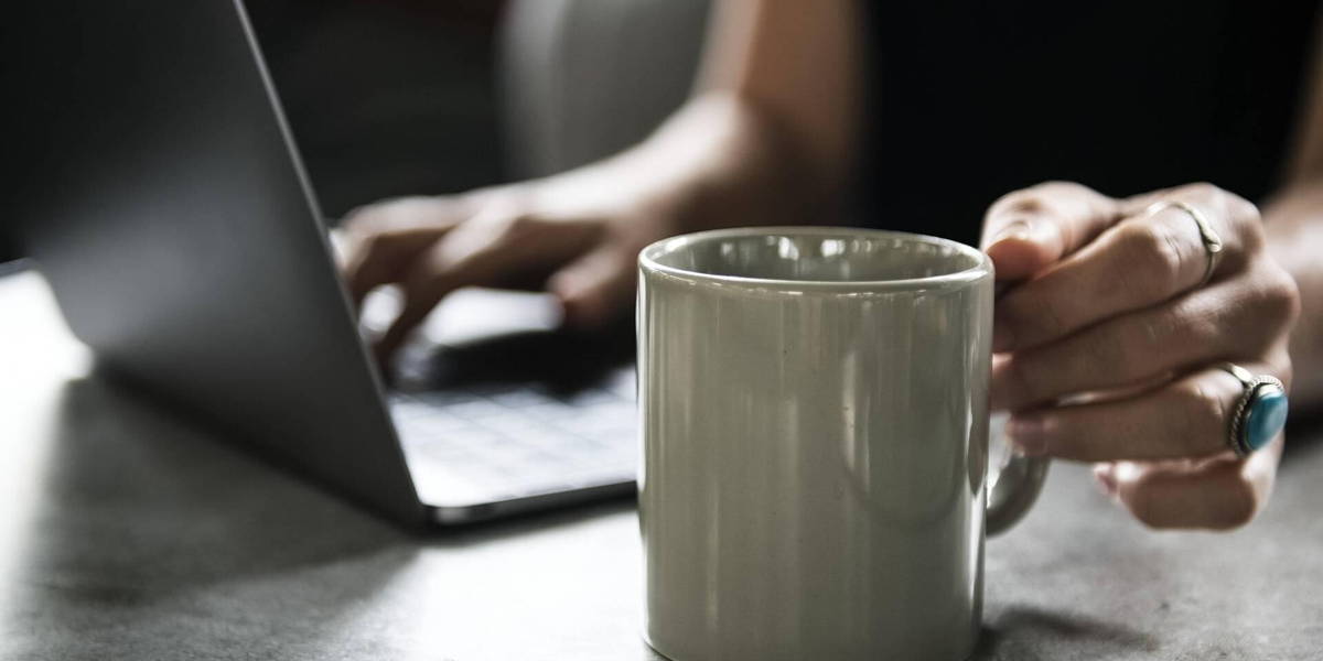 vrouw-koffiemok-computer