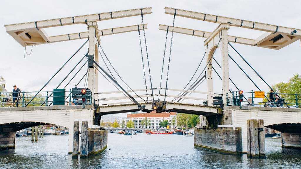 Witte, historische houten ophaalbrug