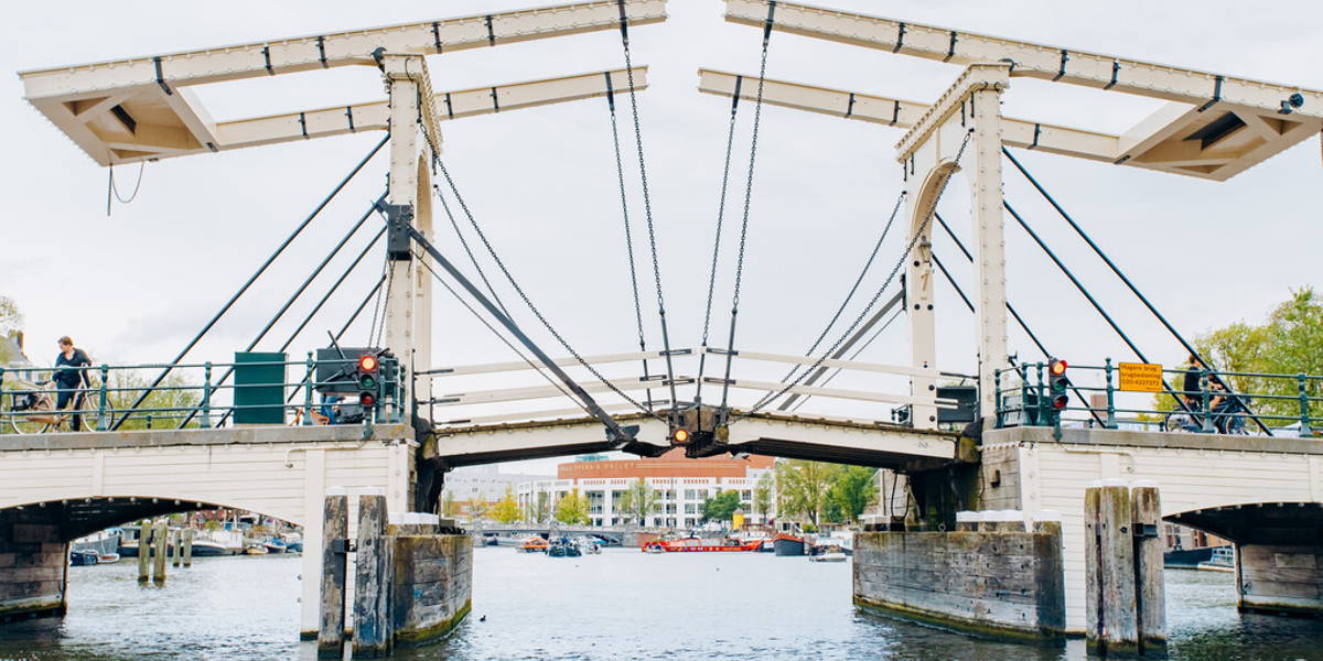 Witte, historische houten ophaalbrug