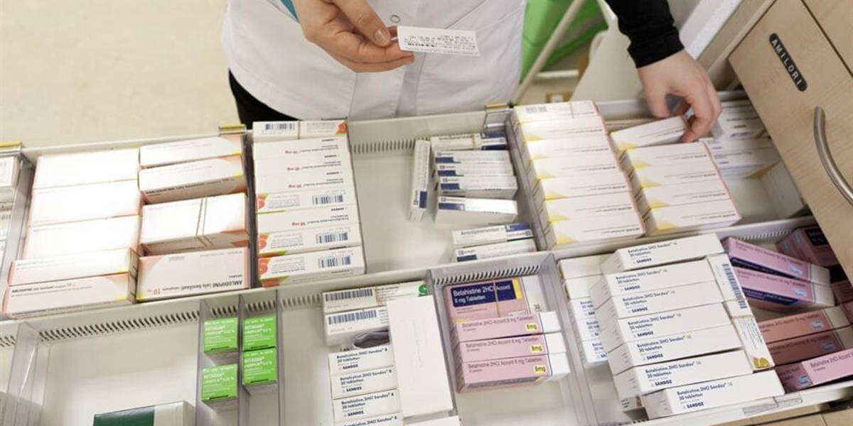 Eerstelijnszorg_apotheek_medicijnen_kast