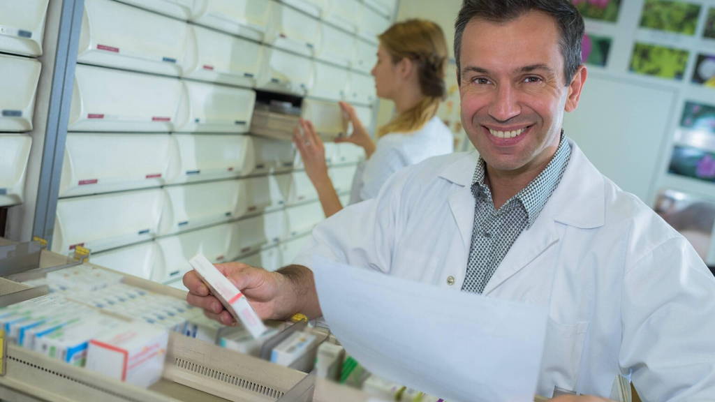 apotheker-medijcijnen-man-lade-scaled