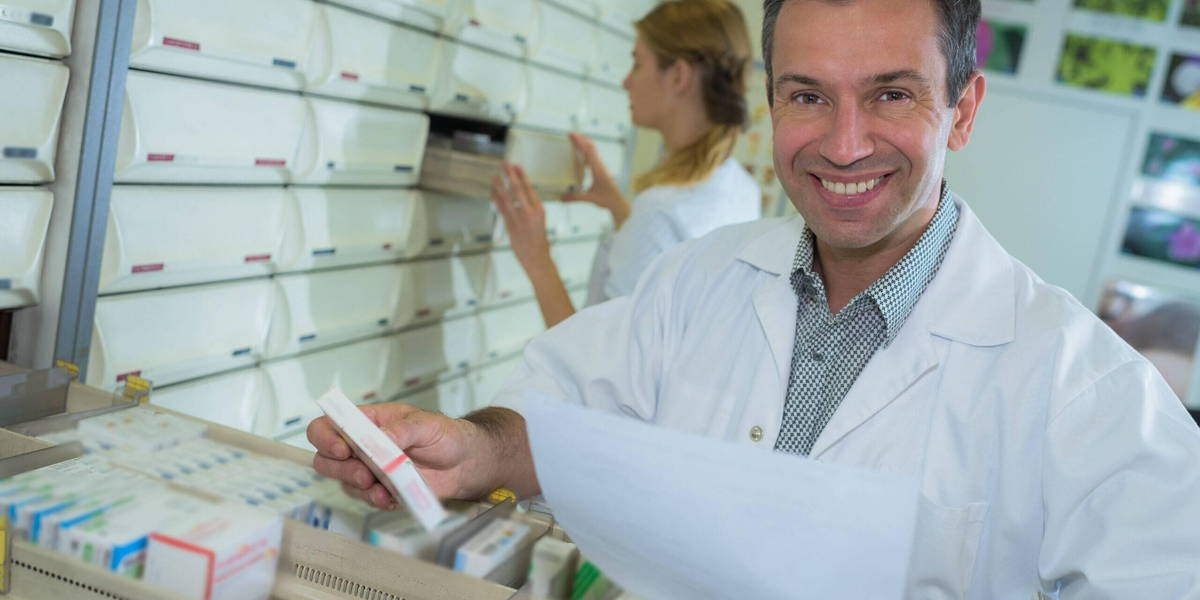 apotheker-medijcijnen-man-lade-scaled