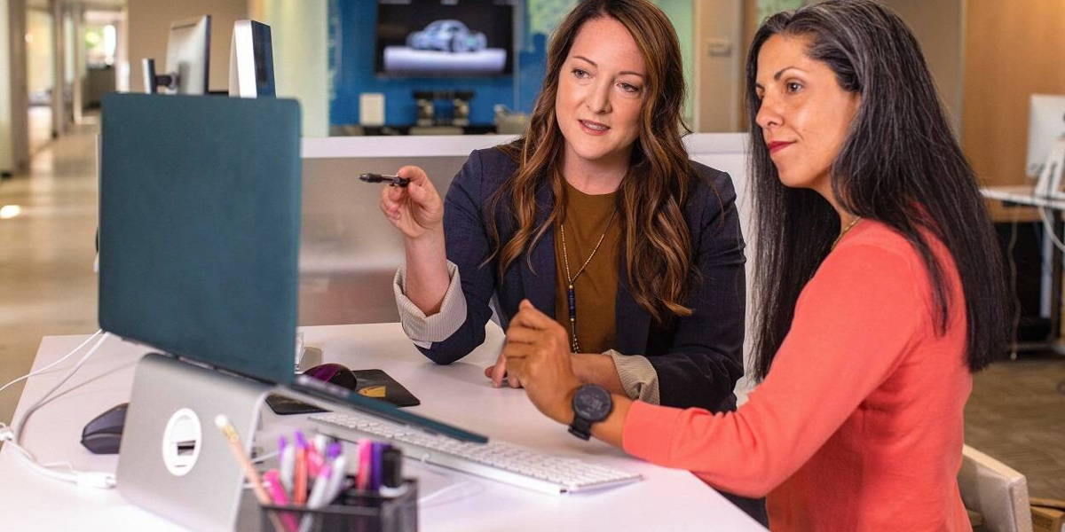 vrowen-aan-computer_kantoor-1