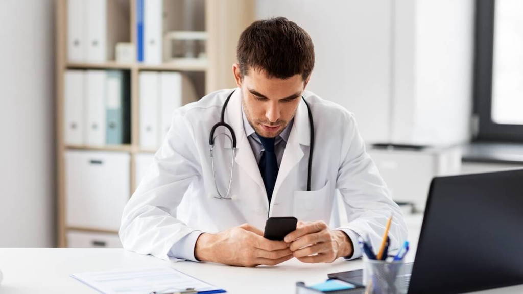Dokter-smartphone-laptop