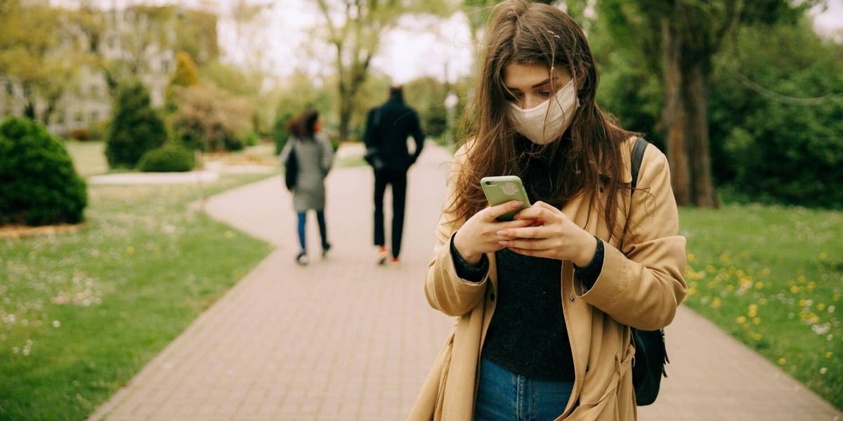 Smartphone-vrouw-buiten-2