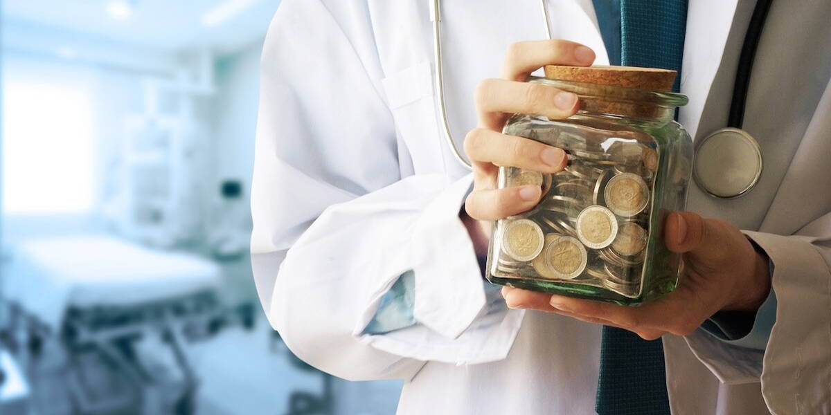 Dokter heeft pot met muntgeld vast