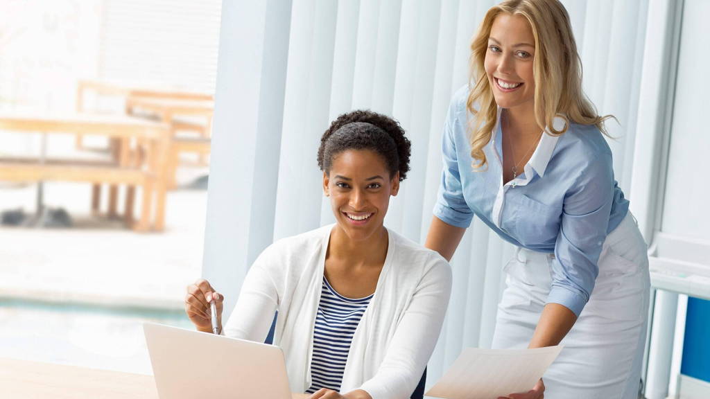 Arts-vrouw-blauw-wit-scaled