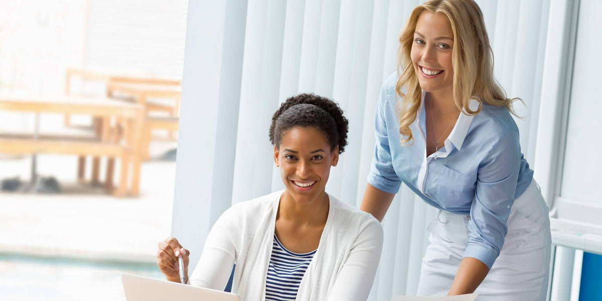 Arts-vrouw-blauw-wit-scaled