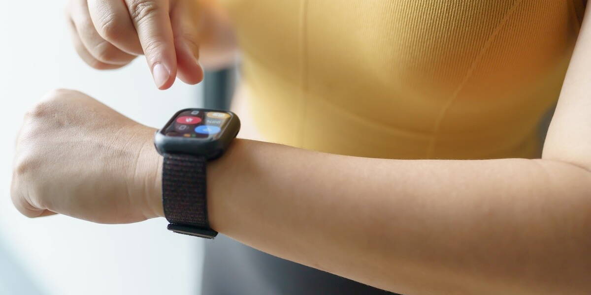 patient met smartwatch om pols meet gezondheid