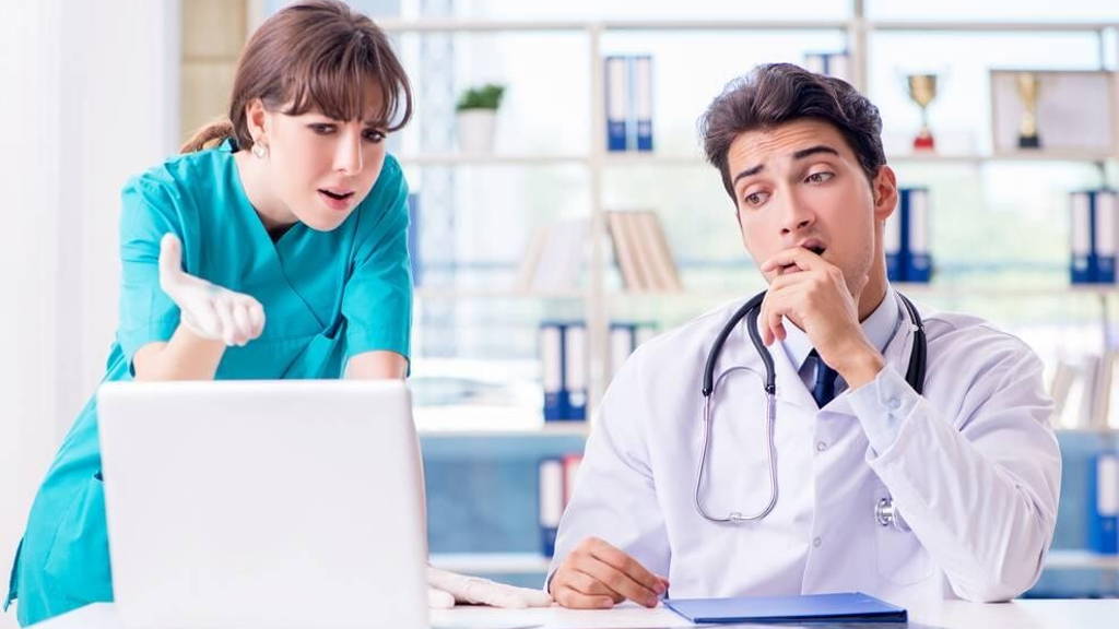 Dokter-laptop-computer-boos-cybersecurity