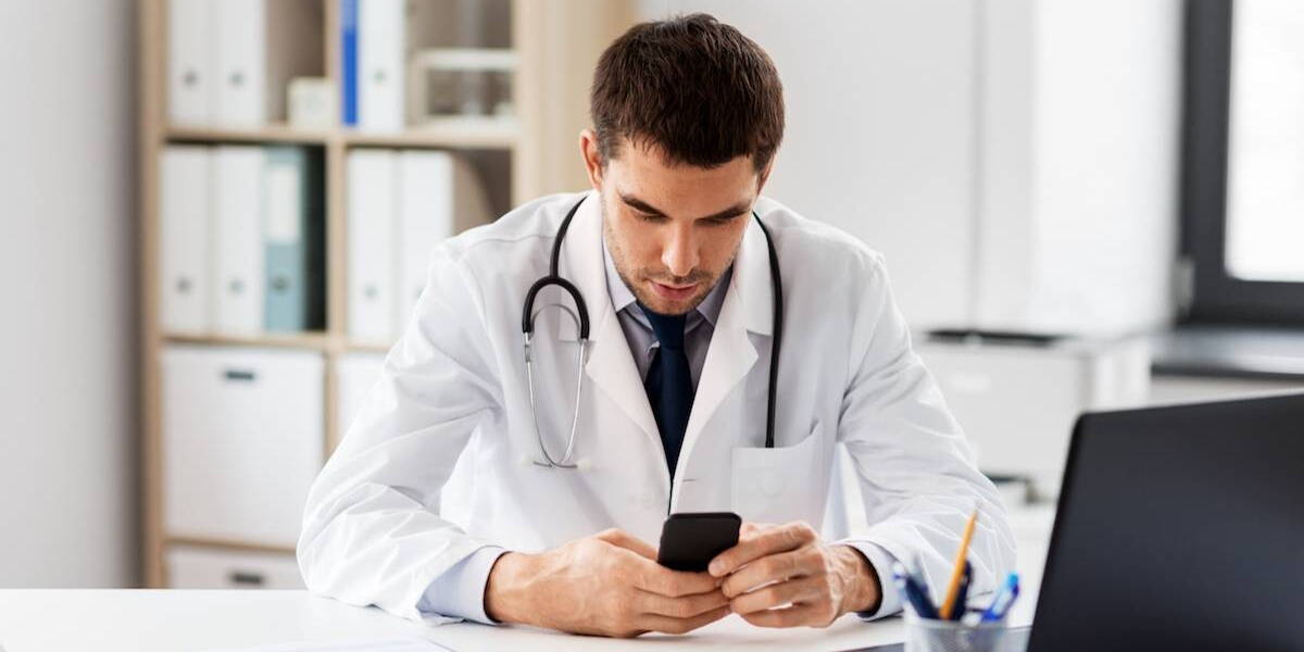 Dokter-smartphone-laptop