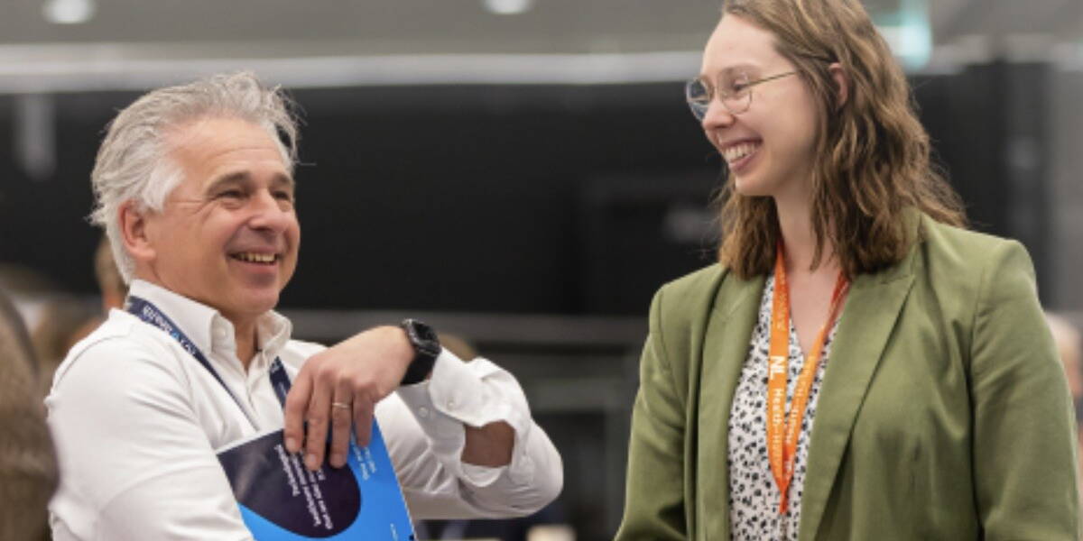 Man en jonge vrouw op een zorgconferentie