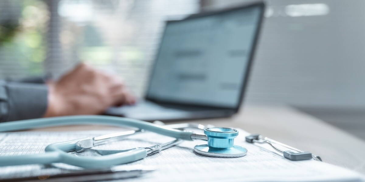 Arts met laptop en stethoscoop