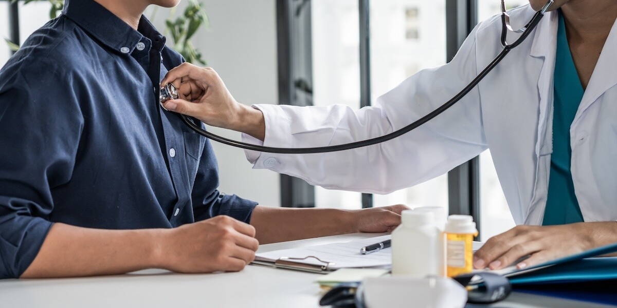 dokter luisterd met stethoscoop naar patient