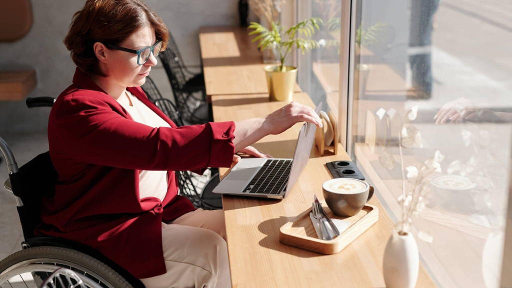 vrouw-rolstoel-computer-laptop