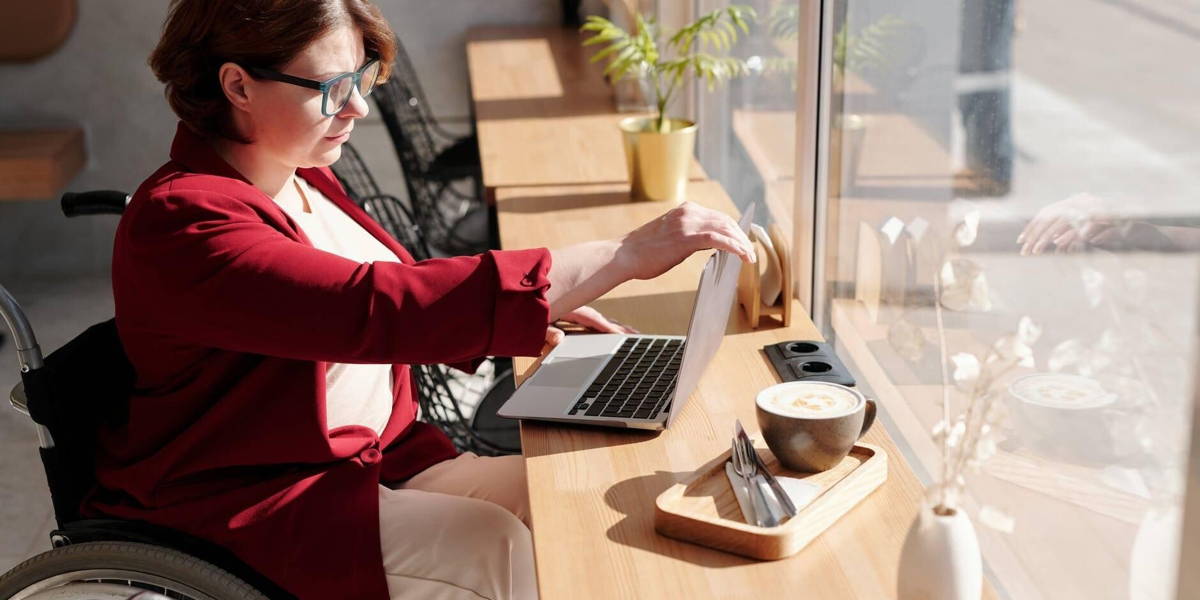 vrouw-rolstoel-computer-laptop