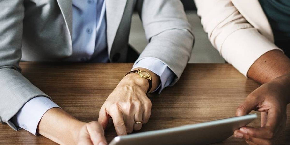 tablet-mensen-kijken