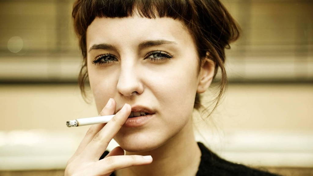 ICTH-vrouw-sigaret.1500