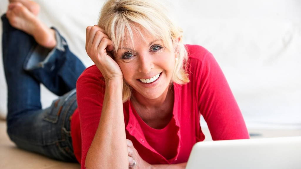 vrouw-rood-liggend-computer