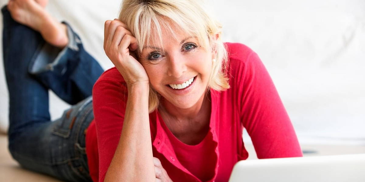 vrouw-rood-liggend-computer