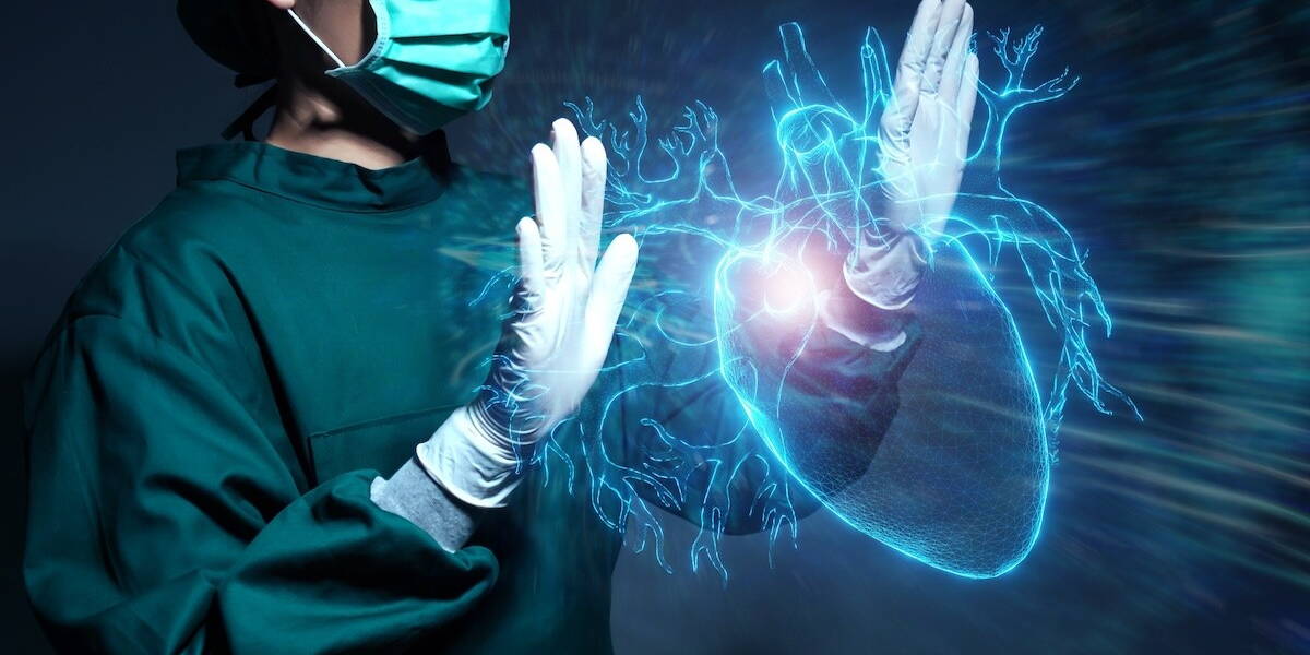 Chirurg, gekleed in een groene operatiejas, een mondmasker en witte handschoenen, die een lichtgevend blauw, holografisch model van een menselijk hart bedient.