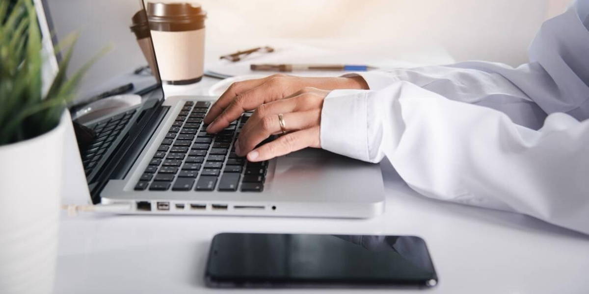 Dokter-digitale-zorg-laptip-telefoon