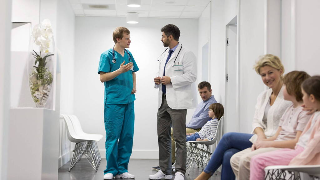 ziekenhuis-artsen-patienten-wachtkamer-scaled