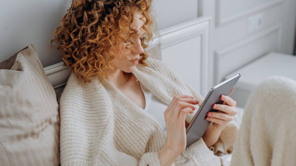 Vrouw-tablet-bed-zoeken