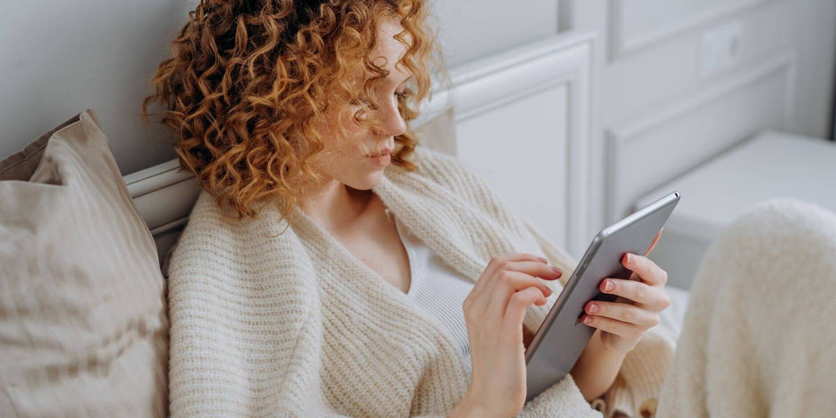 Vrouw-tablet-bed-zoeken