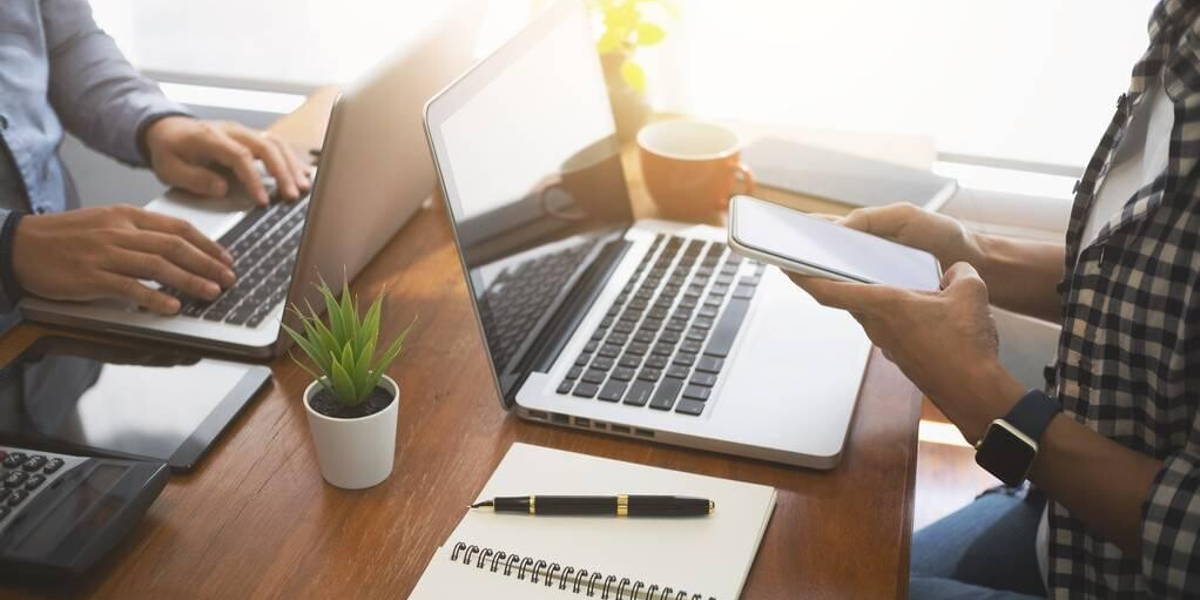 vergaderen-laptop-werken-online-hackathon