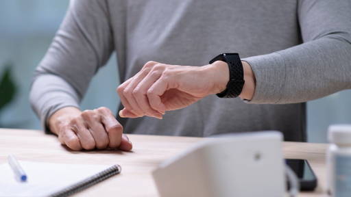 Smartwatch tracks blood pressure without a cuff