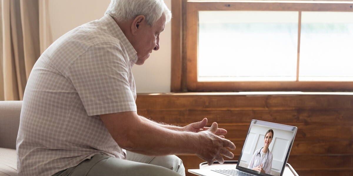 Oude man videobelt met arts