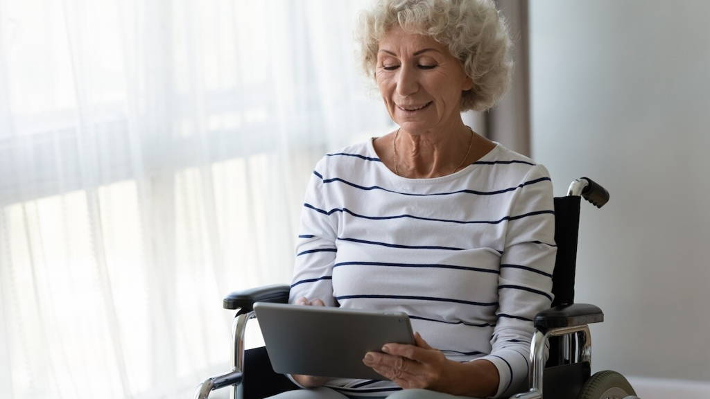 Oude lachende vrouw met gestreept shirt