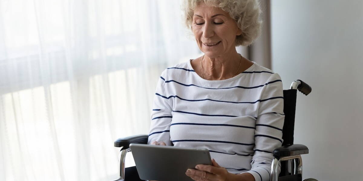 Oude lachende vrouw met gestreept shirt
