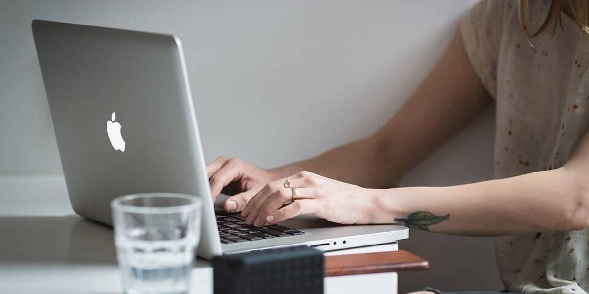 vrouw-laptop-zoeken-thuis