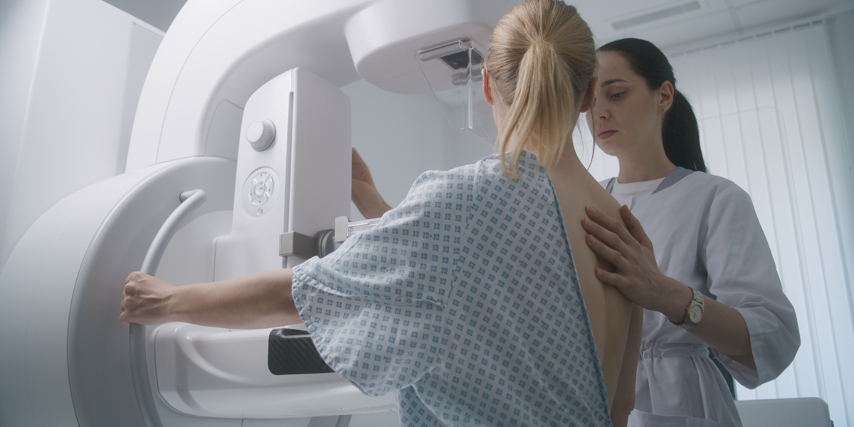 Vrouwelijke patiënt krijgt mamografie