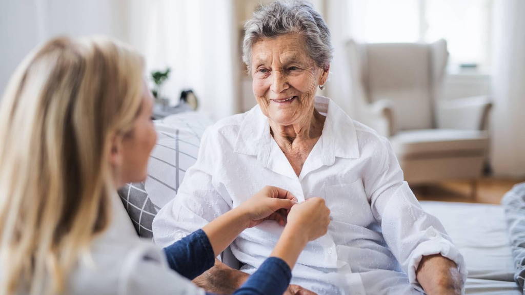 Zorg-thuis-senior-verpleegkundige