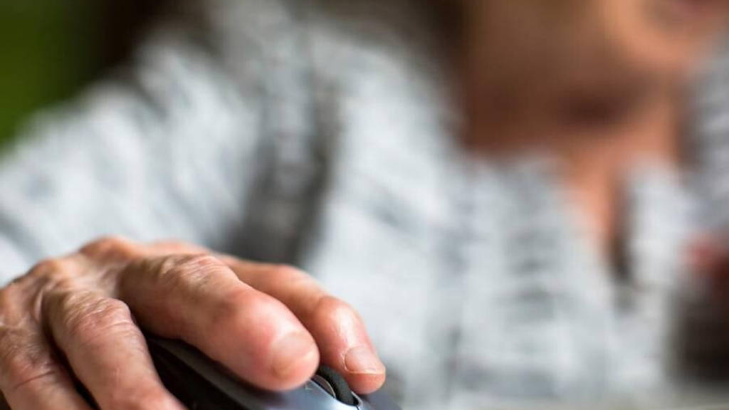 Oudere-dame-muis-computer.2