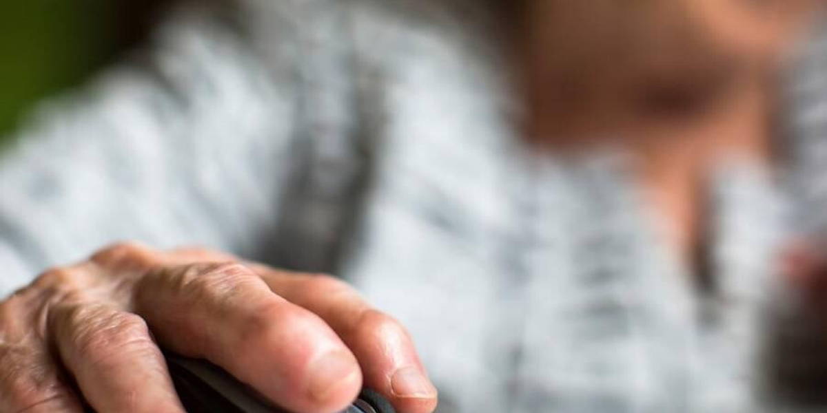 Oudere-dame-muis-computer.2