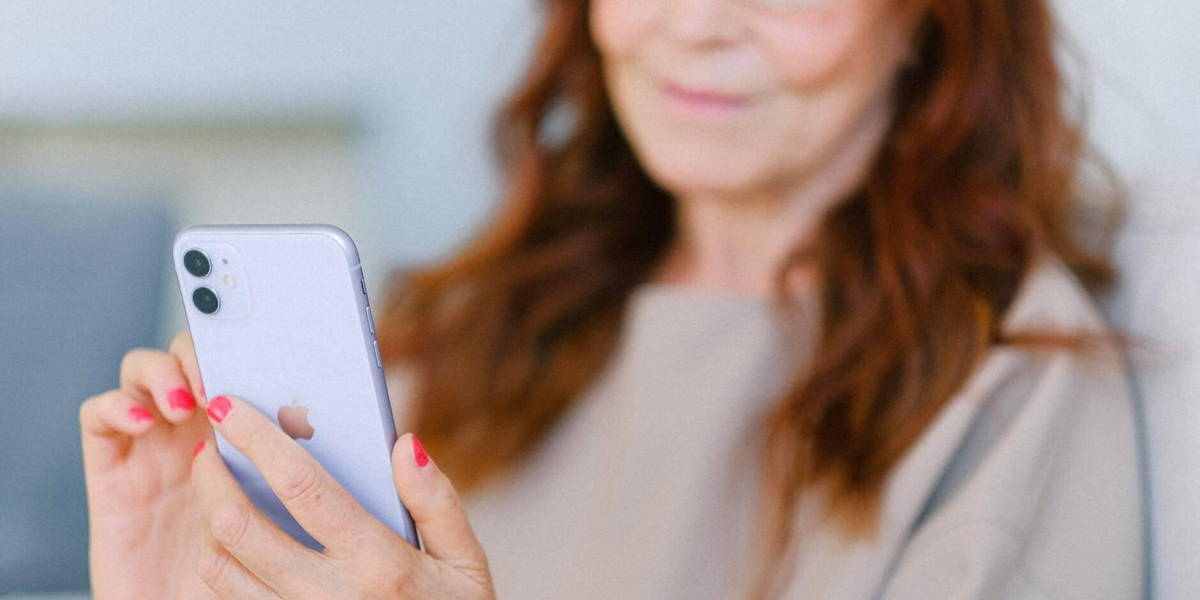 Vrouw-smartphone-zoeken