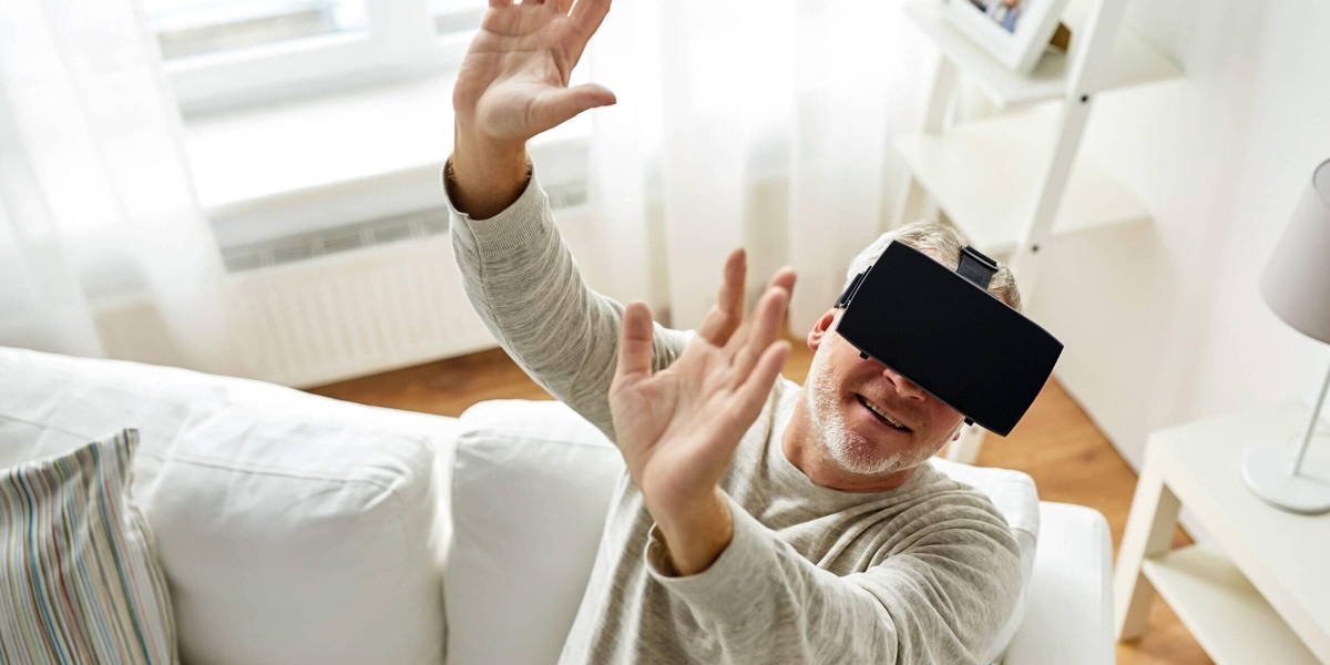 ICTH-Man-VR-bank-scaled