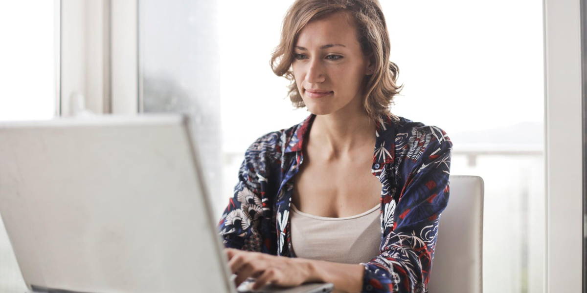 Vrouw-laptop-opzoeken