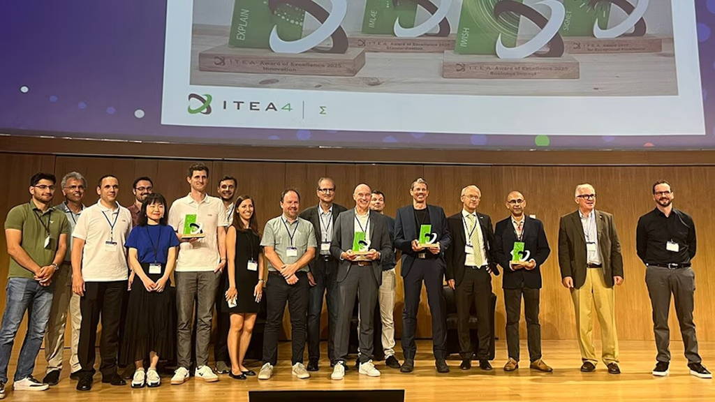 Grote groep mensen nemen Philips Awards in ontvangst